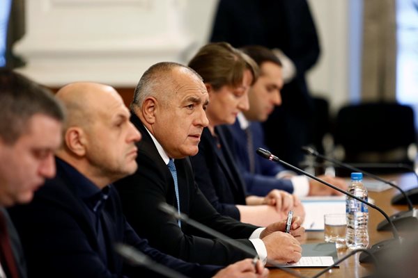 Бойко Борисов обяви икономическите мерки на правителството в компанията на част от министрите си.
