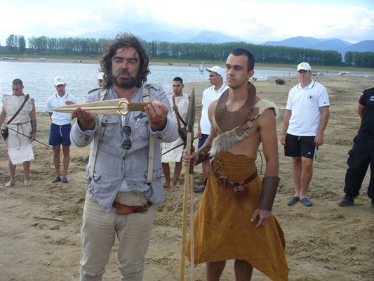 Изпълнителят на проекта Атанас Димитров показва меч, с каквито са били въоръжени траките. 