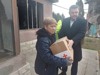 Кметът Павел Михайлов донесе хуманитарна помощ от БЧК. Снимки: Община "Родопи"