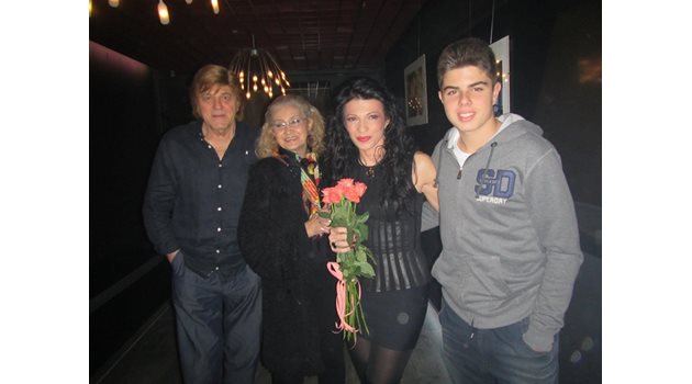 СЕМЕЙСТВО: Борислав, Светла, Мария и нейният син Венци.