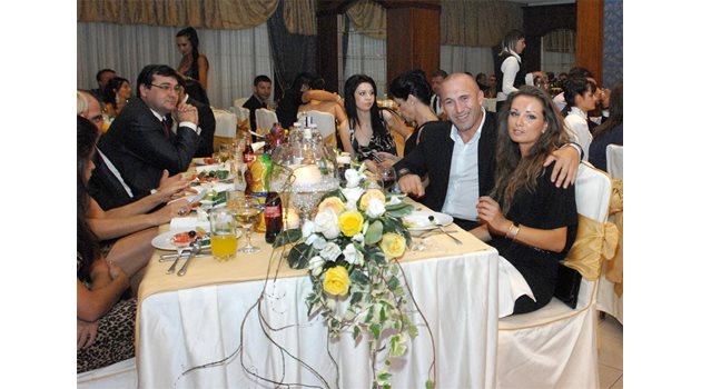 
КОМПАНИЯ: Бизнесменът Петър Лашов(вдясно) и кметът на Пловдив Славчо Атананос се веселиха на една маса.

