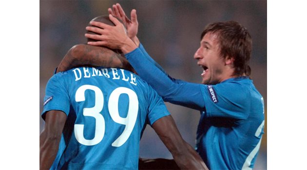 РАДОСТ: След като е подал за втория от двата гола на Гара Дембеле срещу софийския "Локомотив", Дарко Тасевски прегръща нападателя на "сините".
