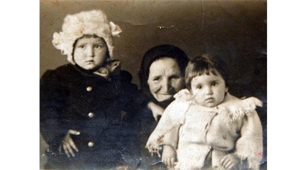 ПОТОМСТВО: Мария поп Павлова заедно с двете си внучки - Павлина (вляво) и Николина - майката на Мариян Лефтеров. Тайната на семейството се предава от поколение на поколение.