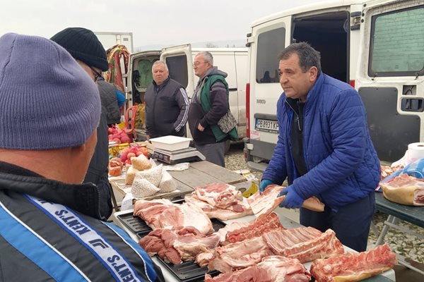 Опашка за прясно заклано прасе на пазара в Секирово.