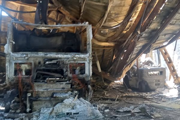 Камион и мотокар изгоряха при пожара в склада в "Тракия"