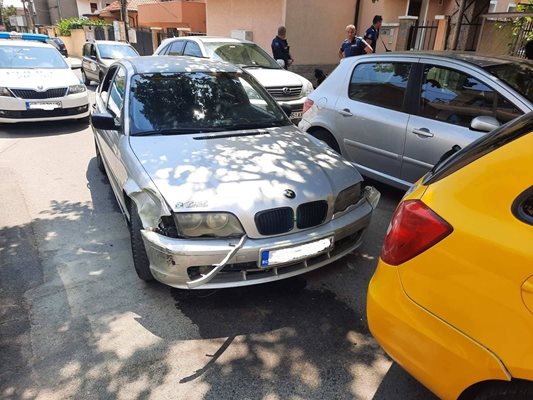 БМВ-то беглец спряло, след като се ударило в други два автомобила на кръстовище в Сливен.
Снимка: МВР