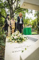 Кметът на София Йорданка Фандъкова се поклони пред гроба на Яна Язова.
СНИМКИ: АДЕЛИНА АНГЕЛОВА