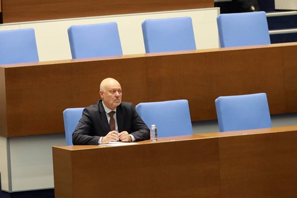 Смъртно наказание за Тагарев, поискаха депутати. Министърът: Психоатаките продължават