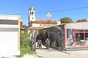 32-годишен счупил прозореца на църква в Пловдив, замерял свещеник и полицаи с тухли