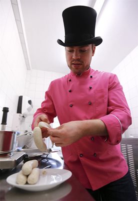 Майсторът Матиас Мюнц приготвя сладолед с бели баварски наденички в Мюнхен.