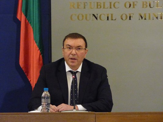 Здравният министър проф. Костадин Ангелов 