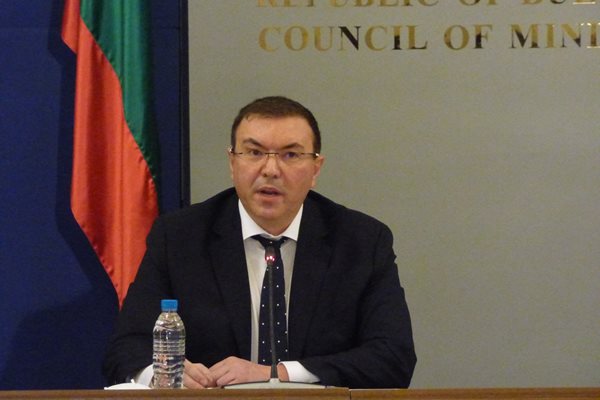 Здравният министър проф. Костадин Ангелов 