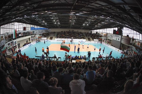 Зала "Христо Ботев" се използва основно за волейбол и преди усложненията с трибуната се пълнеше и за мачове на мъжкия национален отбор.
