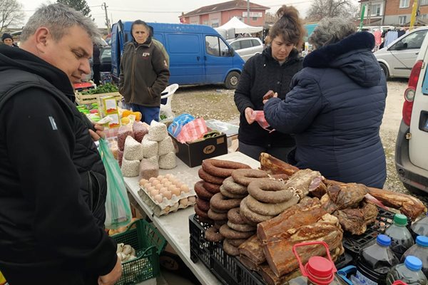 Домашни луканки и паприковани меса са част от стоката на пазара в Секирово.