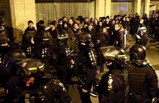 Над 140 ареста в Париж по време на протести срещу пенсионната реформа
Снимка: Ройтерс