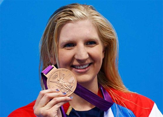 Любимката на публиката - британката Ребека Адлингтън, която е с нокти като флага на Англия. Плувкинята позира с бронзовия медал.