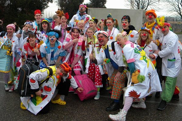 150 клоуни в бели престилки от 8 страни събра швейцарската фондация "Теодора". Те поставиха рекорд за "Гинес" в Берн за най-много болнични смешници на едно място.
