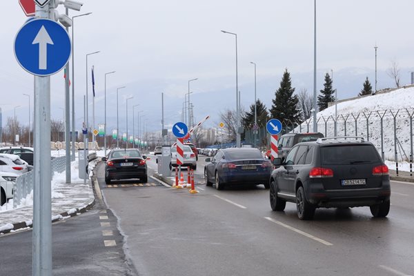 Паркингът или престоят на колата може да се платят и на излизане преди бариерите, но само с карта.