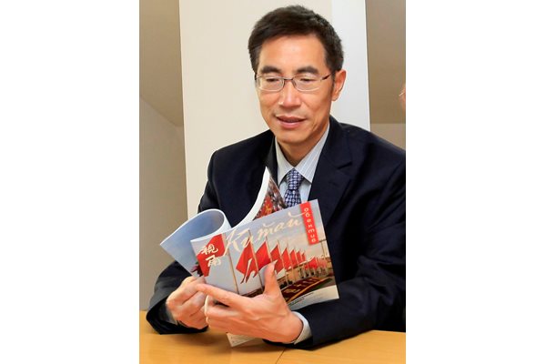 Г-н Гу Хонсин разглежда новия брой на списание "Обектив Китай", което се издава от три години като съвместен проект на Медийна група България и Радио Китай за чужбина.