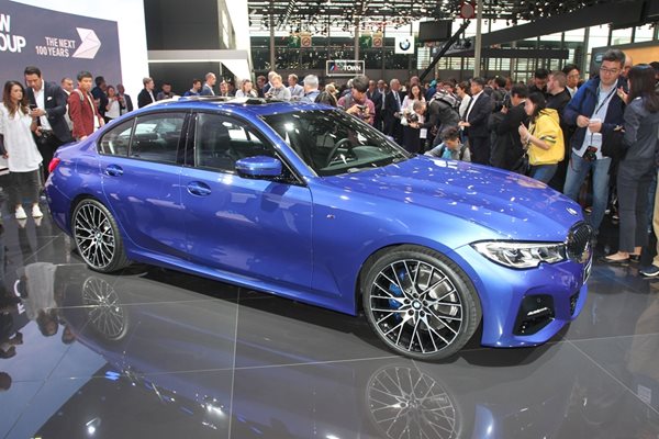 Изцяло новото BMW Серия 3 предизвика огромен интерес на салона в Париж.