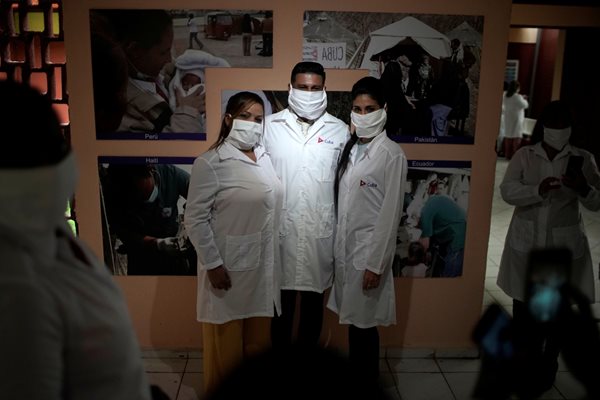 Лекари в Хавана, преди да заминат за Кувейт Снимка: Ройтерс