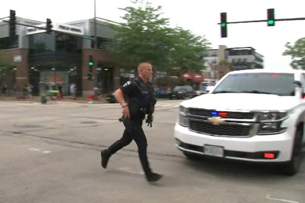 Полицията в предградие на Чикаго се отзова на постъпили съобщения за стрелба на парад по случай деня на независимостта на САЩ