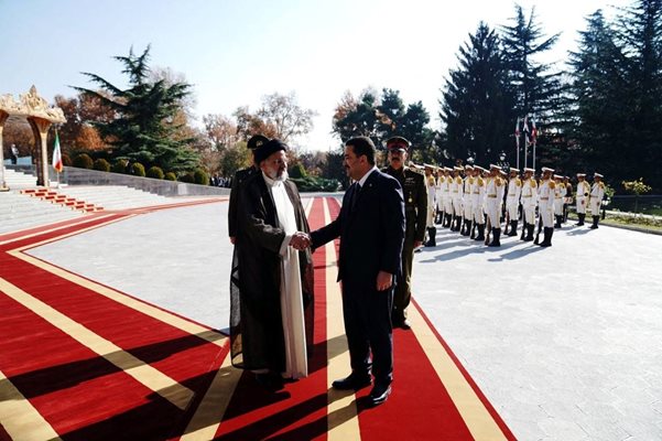 Иранският президент Ебраим Раиси (вляво)
Снимка: Ройтерс