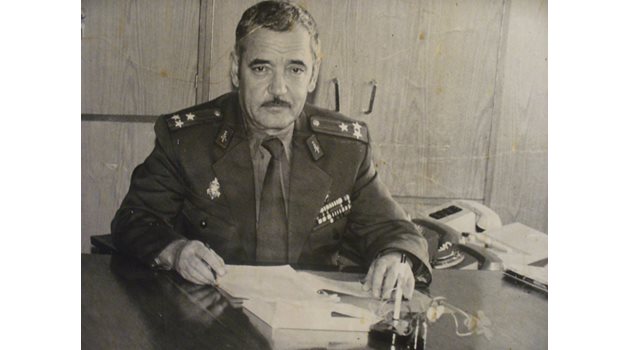 Като дългогодишен директор на затворите в Пазарджик и София Ангел Топкаров достигнал до чин полковник от Държавна сигурност.