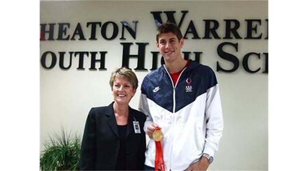НА ВЪРХА: Шон гордо показва в родното си училище в Илинойс спечеления през 2008 г. златен олимпийски медал.