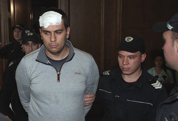 Викторио Александров с  лепенка в съда след пишман  самоубийство