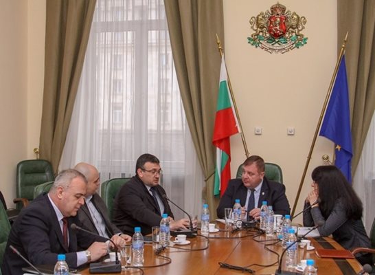 Каракачанов свика извънредно заседание в Министерския съвет с вътрешния министър Младен Маринов и представители на МВР заради напрежението в Габрово СНИМКА: Правителствена информационна служба