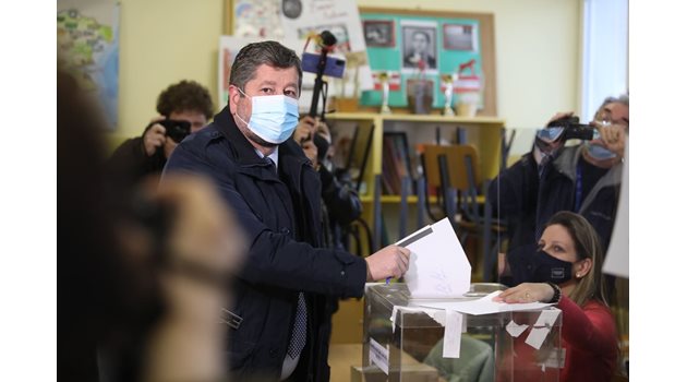 Христо Иванов гласува в 9 часа в столичното 93 СУ "Александър Теодоров - Балан"