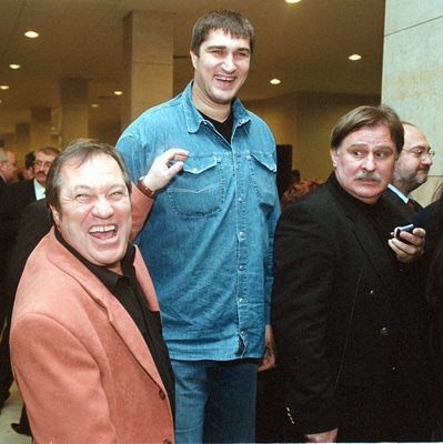 Георги Мамалев не се бои да премери ръст с волейболиста Любомир Ганев...