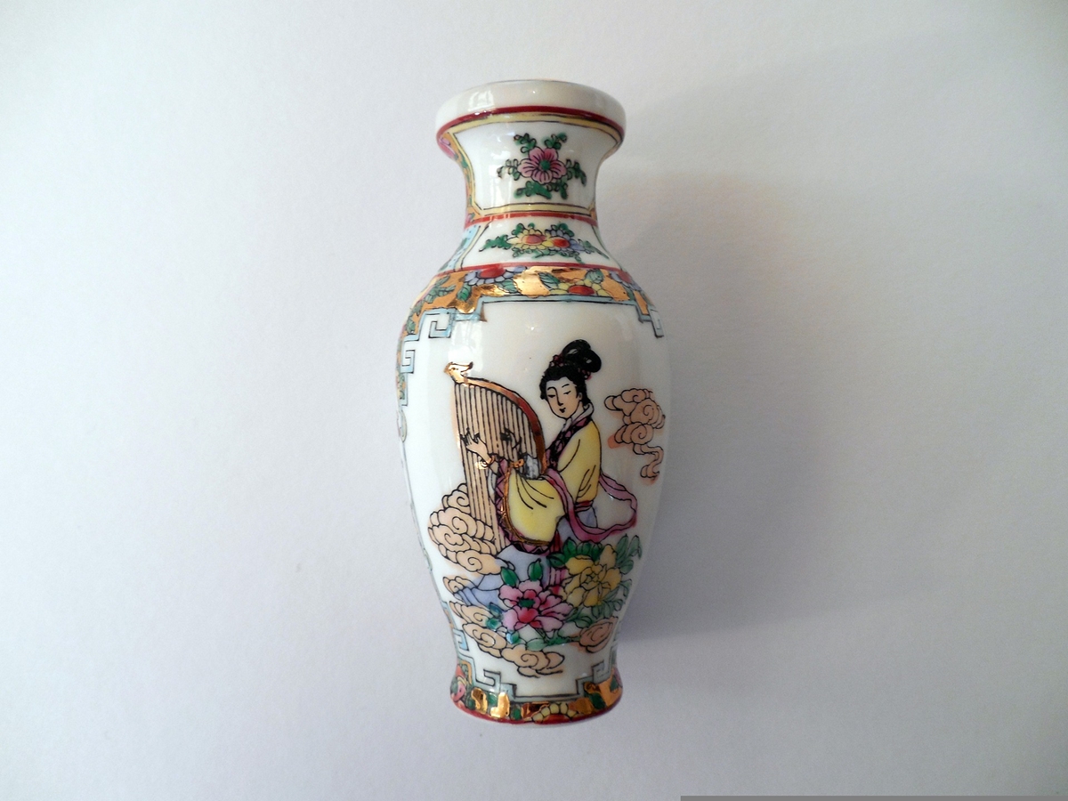 Китайска ваза, оценена на 2 хил. евро е продадена за 9 милиона.