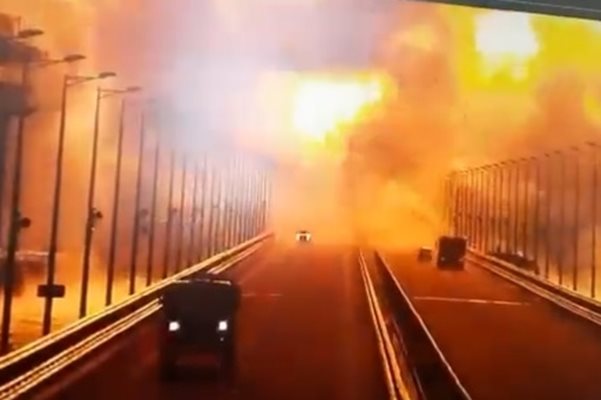 Вижте как взривиха Кримския мост (Видео)