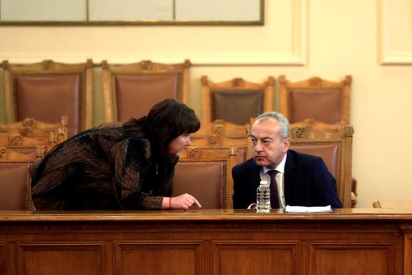 При дебатите в парламента премиерът Гълъб Донев заяви, че не е работа на депутатите да определят минималната заплата.

СНИМКИ: ВЕЛИСЛАВ НИКОЛОВ