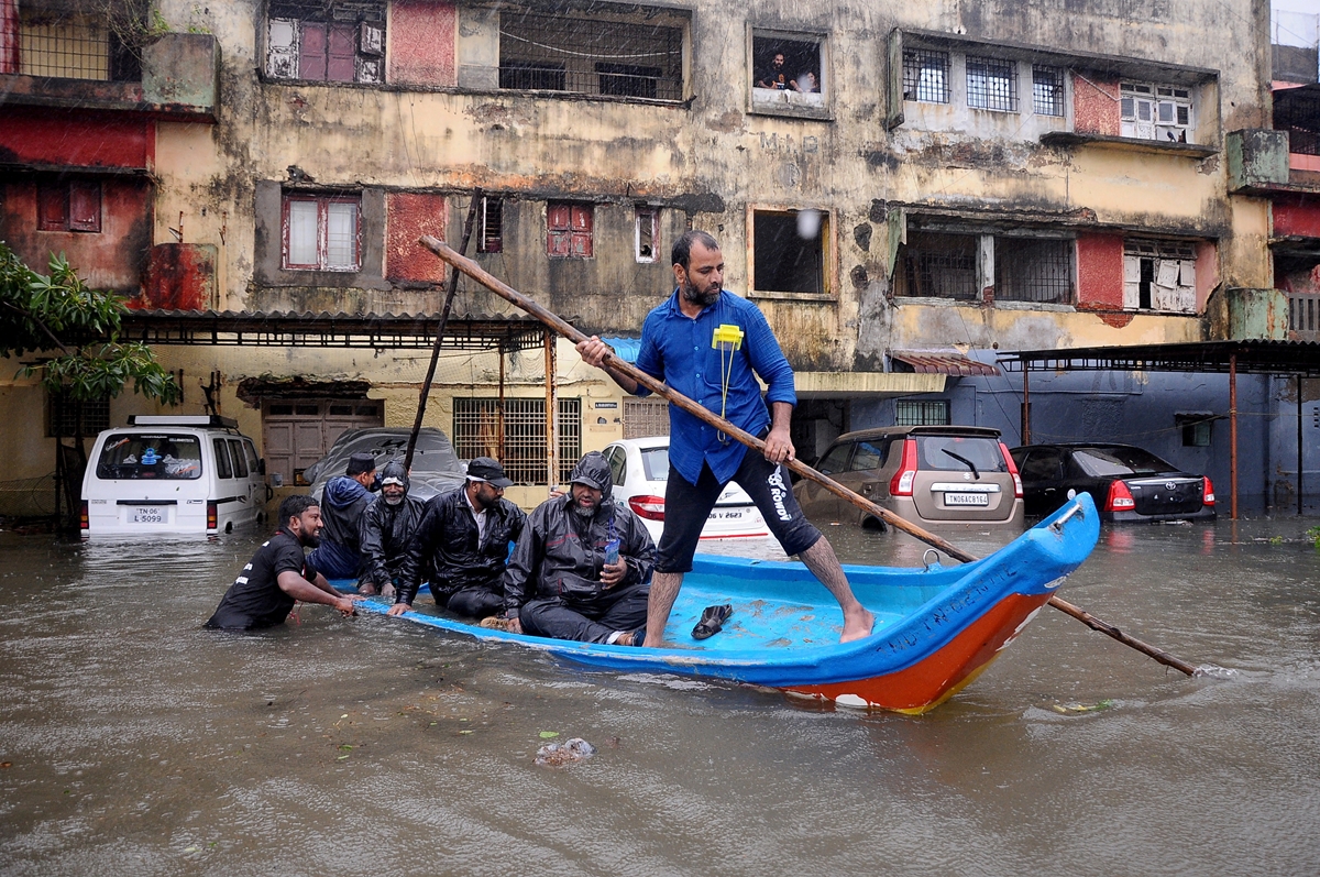 Проливни дъждове в Индия, поне 9 са жертвите на наводненията (Снимки)