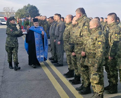 Отец Димитър отслужи водосвет.