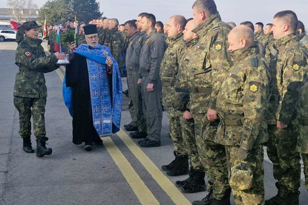 Отец Димитър отслужи водосвет.