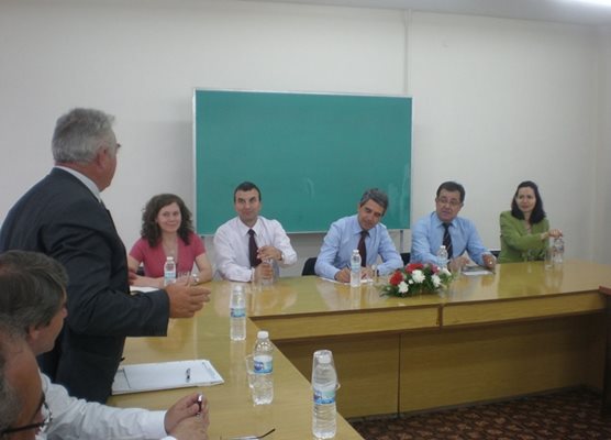С вече бившия президент Росен Плевнелиев при посещение през 2014 г. на института по растителни и генетични ресурси в Садово.