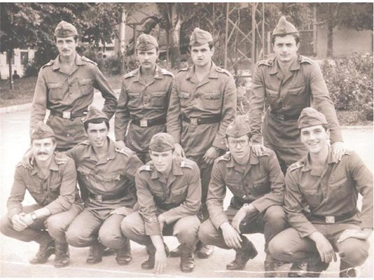 Снимка от годините във военното училище в Шумен. Маргарит е вторият отляво на първия ред. 
СНИМКИ: СЕМЕЕН АРХИВ И ПАРСЕХ ШУБАРАЛЯН
