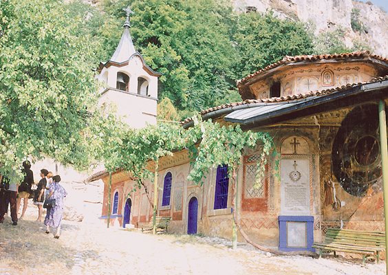 Преображенският манастир край Велико Търново е люпилня на бунтовни и церящи духовници 
