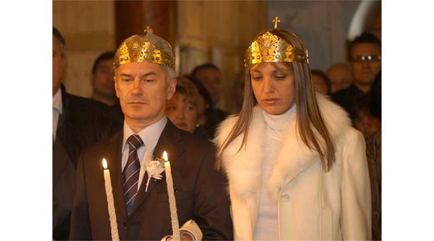 СИМВОЛИ: Сватбата на Волен и Капка бе изпъстрена с националистически знаци. Състоя се в Кърджали, а ги венча отец Боян Саръев.