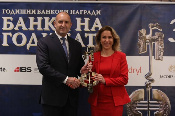 Награда бе връчена от президента Румен Радев на Петя Димитрова - главен изпълнителен директор и председател на Управителния съвет.