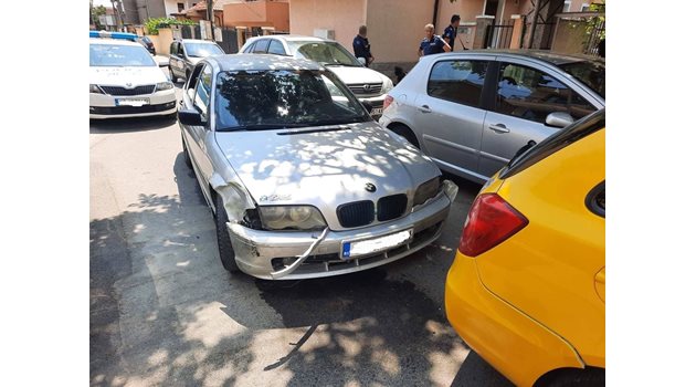 БМВ-то беглец спряло, след като се ударило в други два автомобила на кръстовище в Сливен.
Снимка: МВР