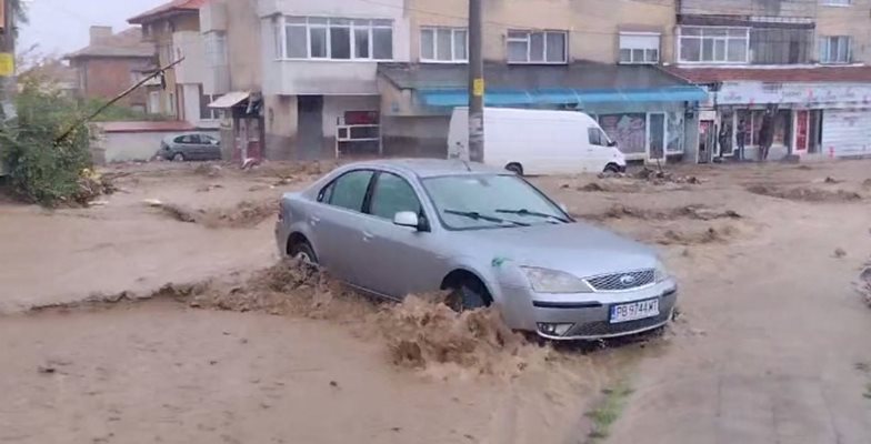 Автомобил бе влачен от калната река, в която се е превърна улица в Карлово.