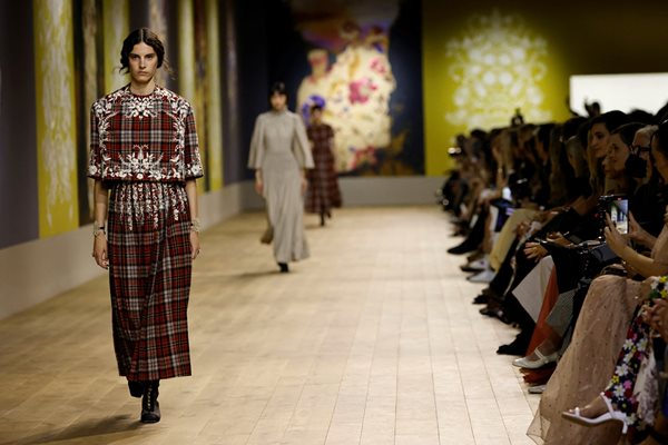 Преди година, по време на Седмицата на висшата мода в париж, "Диор" направи фолклорен завой. Тази година колекцията е повлияна от древен Рим.