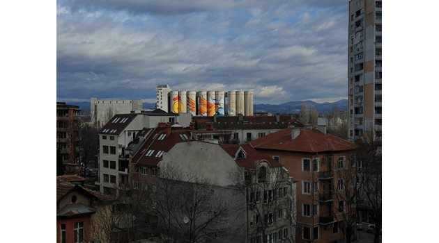 Силозите на мелницата в София са разкрасени, но се виждат само отвисоко.