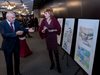 Министър Радев и наградени полицаи купуват детски картини за благотворителност