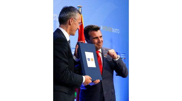 Шефът на НАТО Столтенберг (вляво) и премиерът Зоран Заев на церемонията за покана на Македония в пакта.
